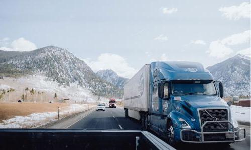 Semi truck 开车 away from mountains in 科罗拉多州